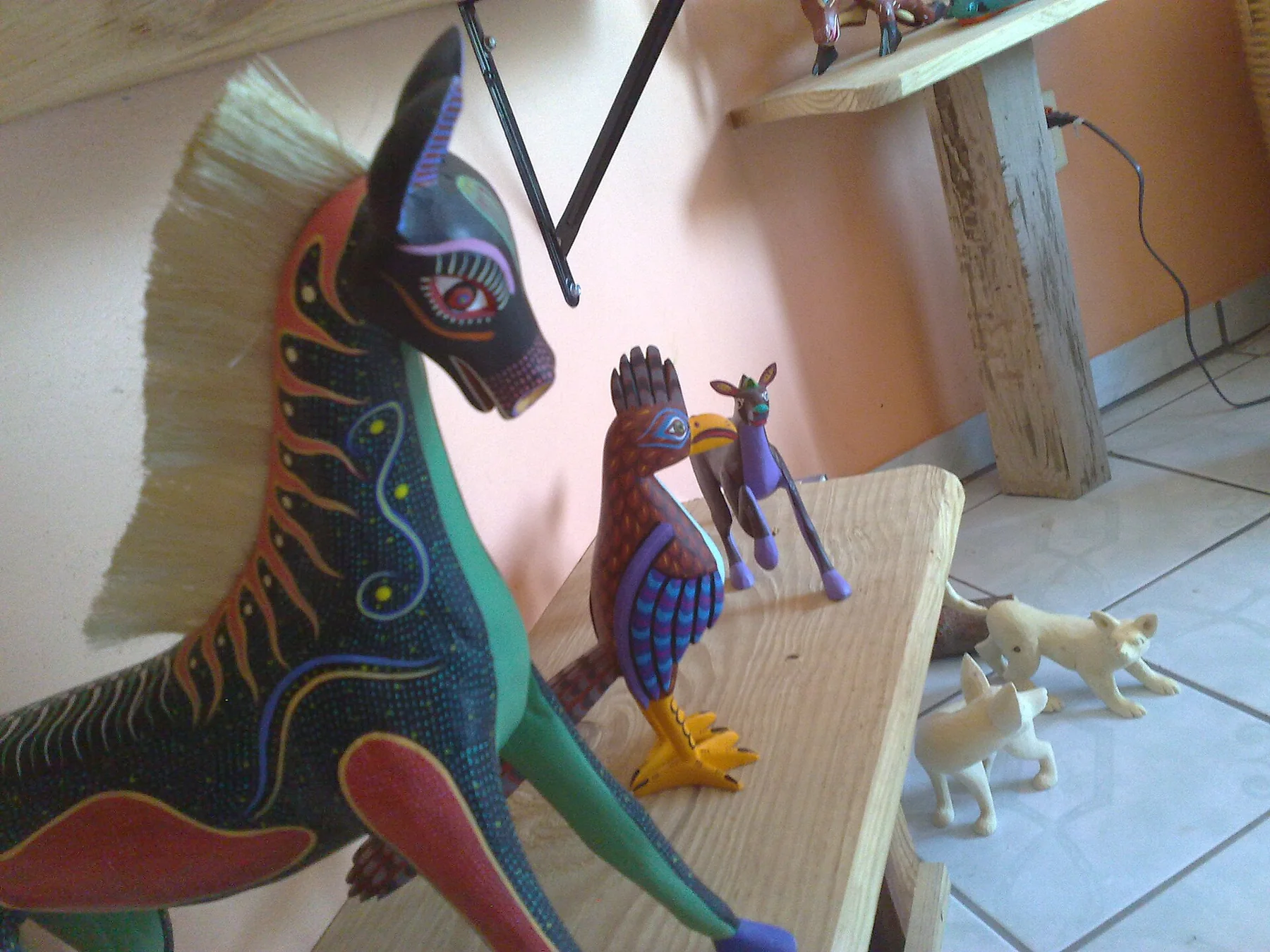 Alebrijes terminados y a medias