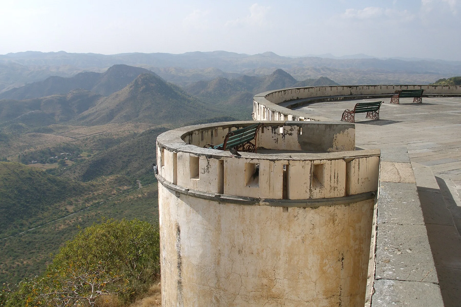 Udaipur, India, Fortified wall